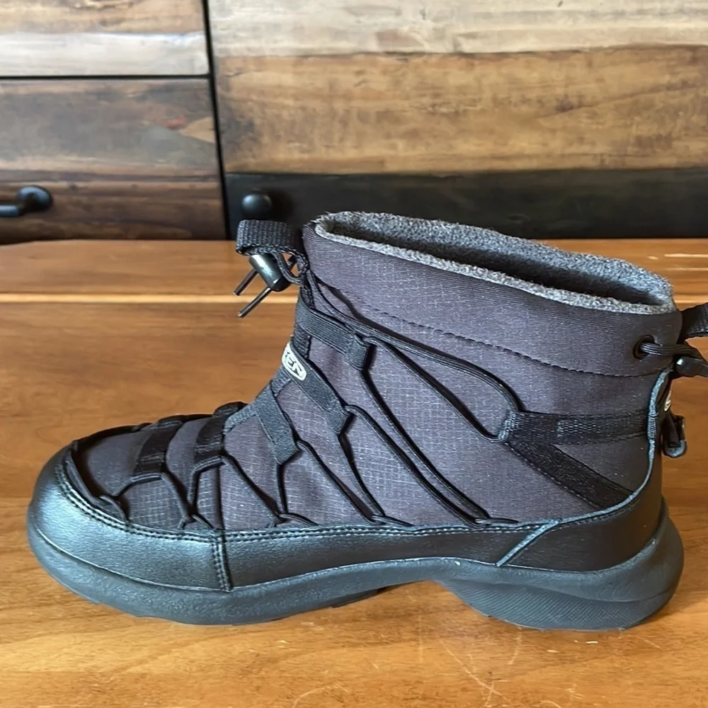 Keen NWT UNEEK SNK Chukka Boots Size 8.5